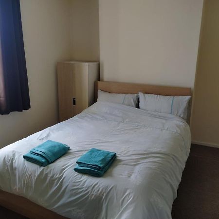 Self Catering 2 Bedroom Flat, Frequent Buses, 1-Minute Walk To Bus Stop, 20 Minutes To City Center Edinburgh Eksteriør billede