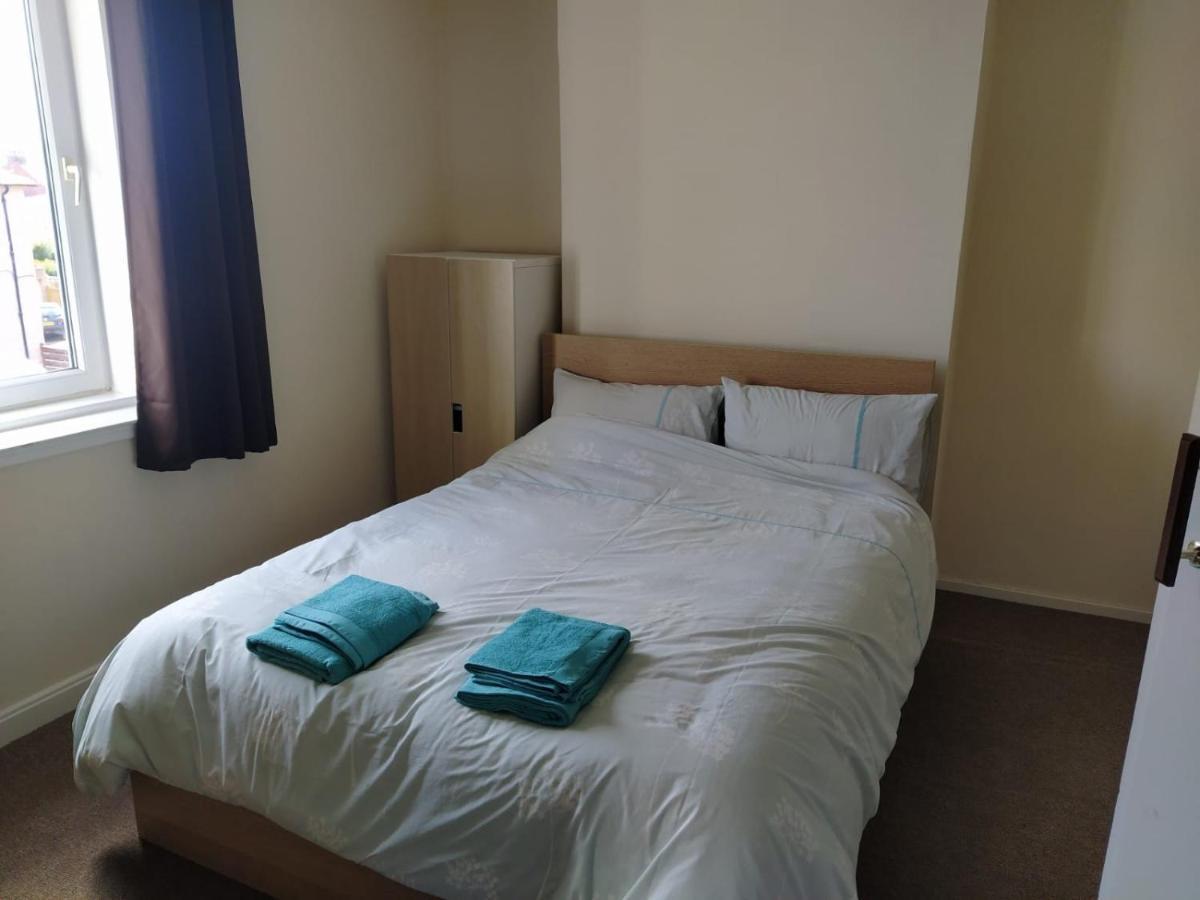 Self Catering 2 Bedroom Flat, Frequent Buses, 1-Minute Walk To Bus Stop, 20 Minutes To City Center Edinburgh Eksteriør billede