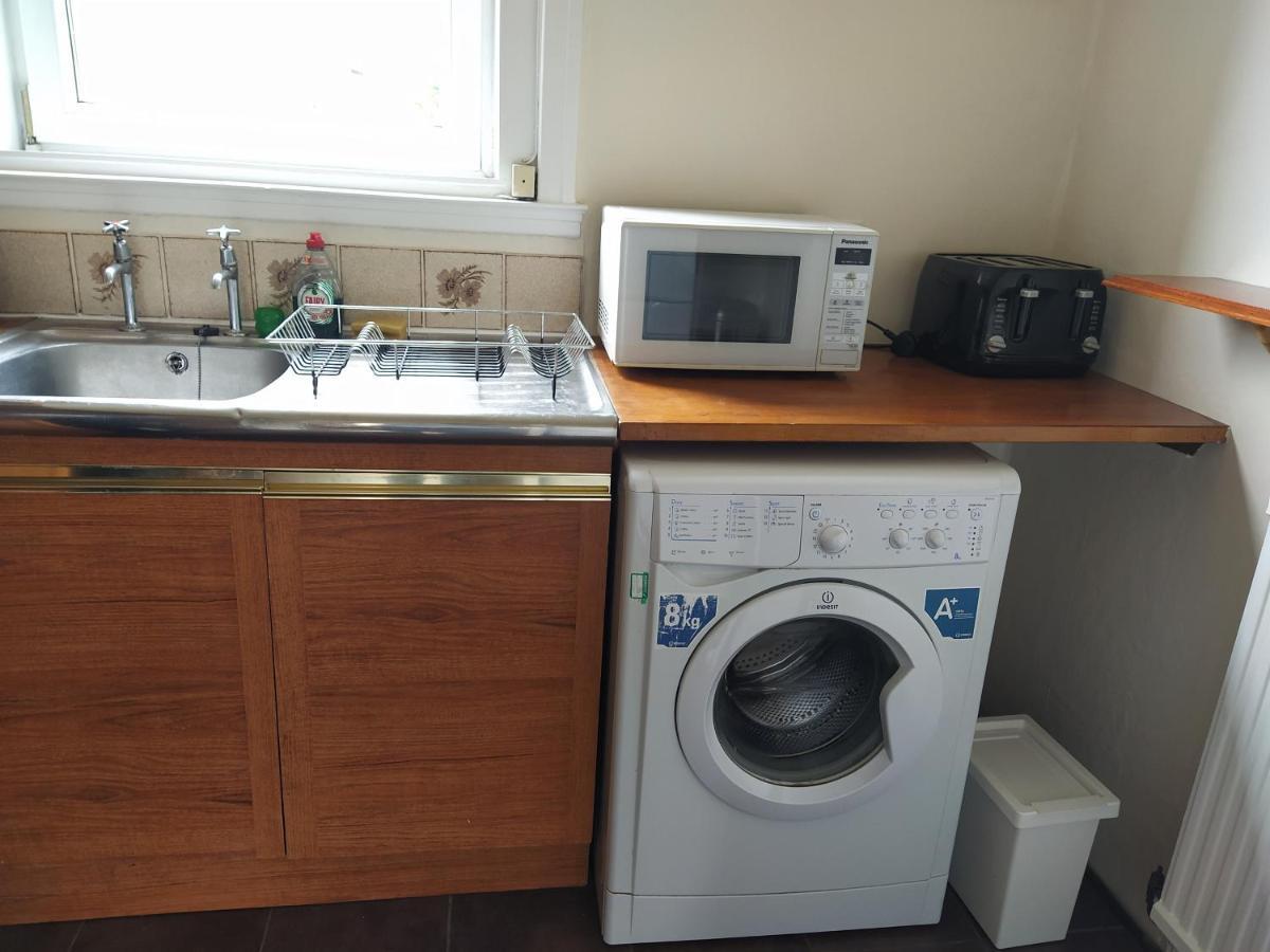 Self Catering 2 Bedroom Flat, Frequent Buses, 1-Minute Walk To Bus Stop, 20 Minutes To City Center Edinburgh Eksteriør billede