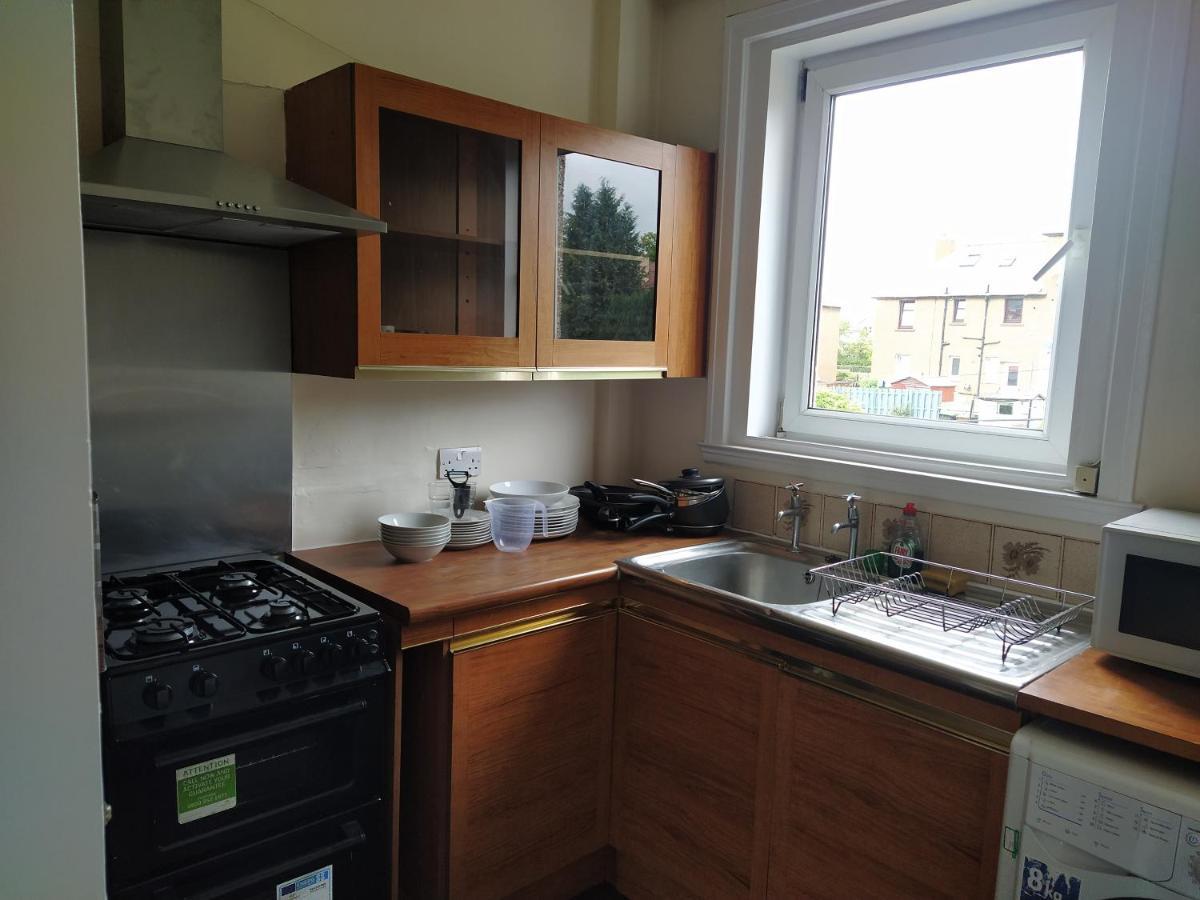 Self Catering 2 Bedroom Flat, Frequent Buses, 1-Minute Walk To Bus Stop, 20 Minutes To City Center Edinburgh Eksteriør billede