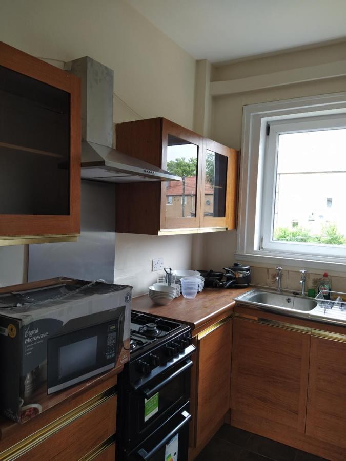 Self Catering 2 Bedroom Flat, Frequent Buses, 1-Minute Walk To Bus Stop, 20 Minutes To City Center Edinburgh Eksteriør billede