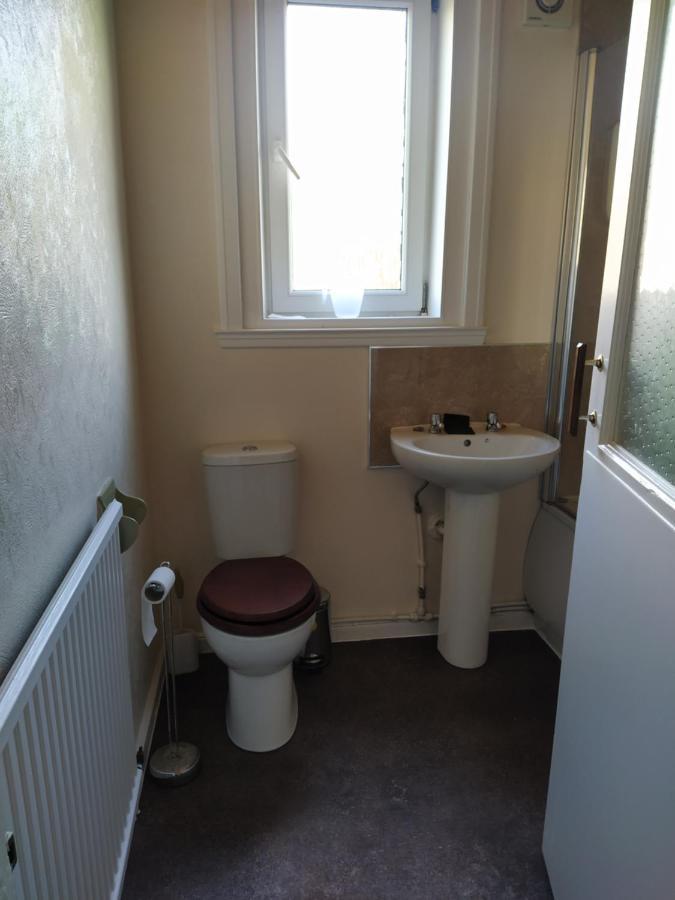 Self Catering 2 Bedroom Flat, Frequent Buses, 1-Minute Walk To Bus Stop, 20 Minutes To City Center Edinburgh Eksteriør billede