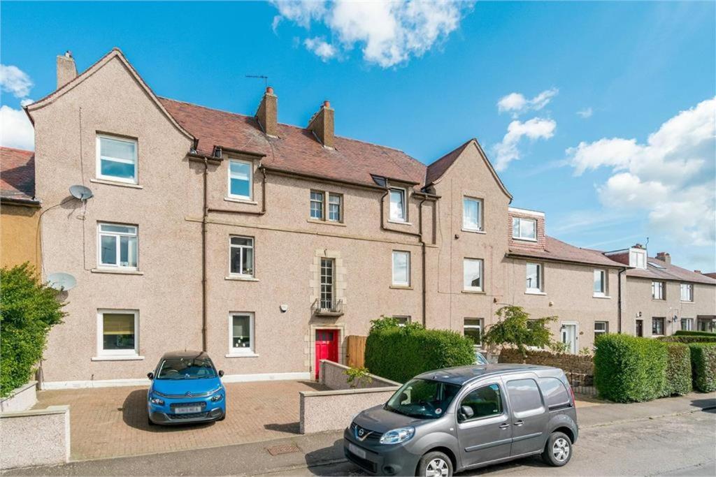 Self Catering 2 Bedroom Flat, Frequent Buses, 1-Minute Walk To Bus Stop, 20 Minutes To City Center Edinburgh Eksteriør billede