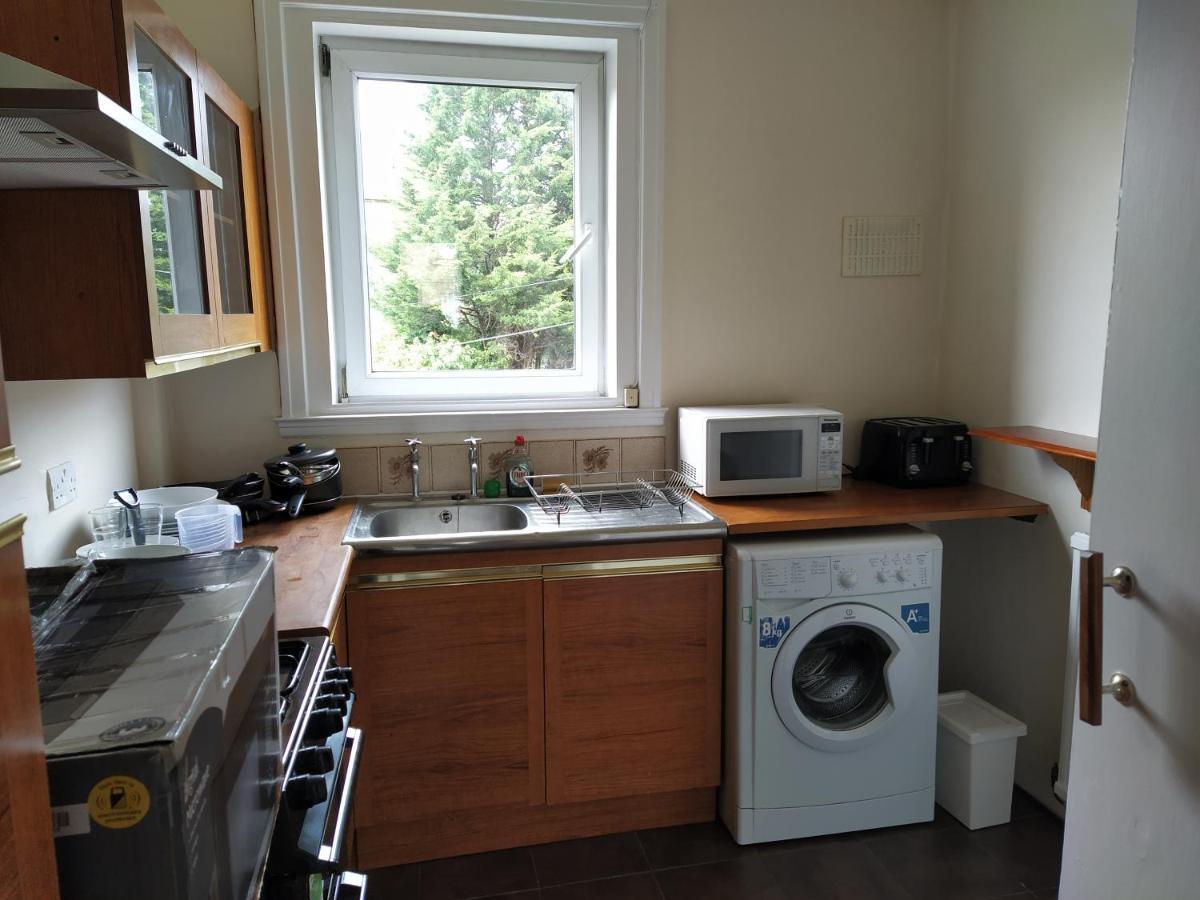 Self Catering 2 Bedroom Flat, Frequent Buses, 1-Minute Walk To Bus Stop, 20 Minutes To City Center Edinburgh Eksteriør billede