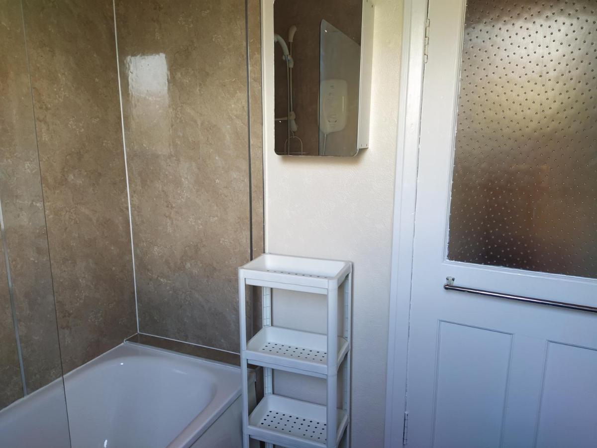 Self Catering 2 Bedroom Flat, Frequent Buses, 1-Minute Walk To Bus Stop, 20 Minutes To City Center Edinburgh Eksteriør billede
