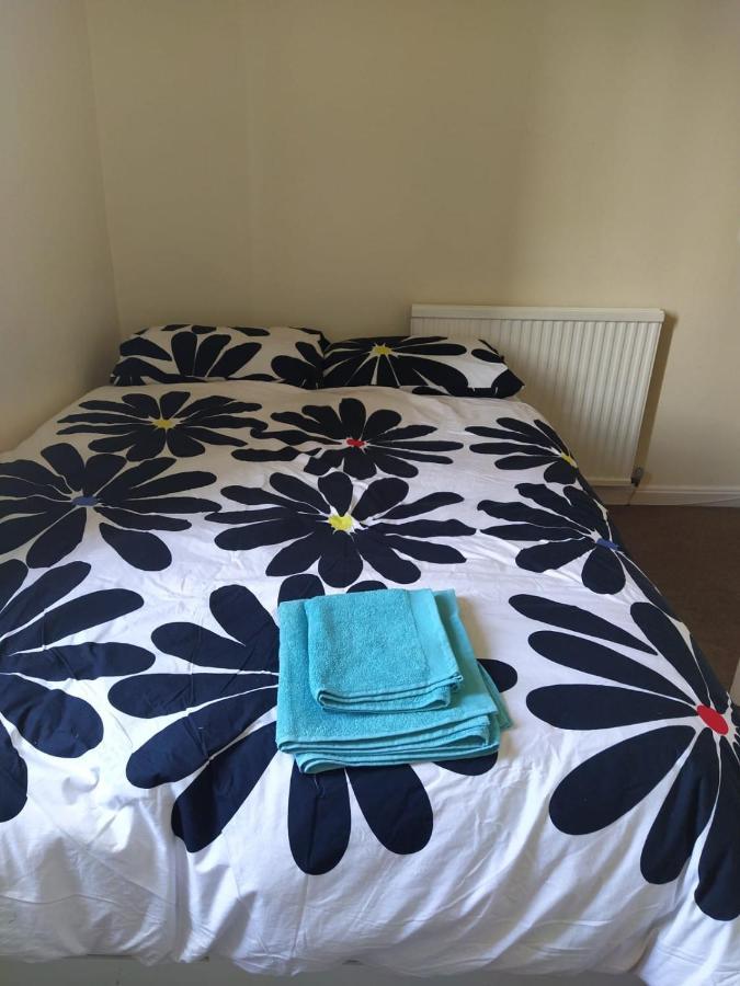 Self Catering 2 Bedroom Flat, Frequent Buses, 1-Minute Walk To Bus Stop, 20 Minutes To City Center Edinburgh Eksteriør billede