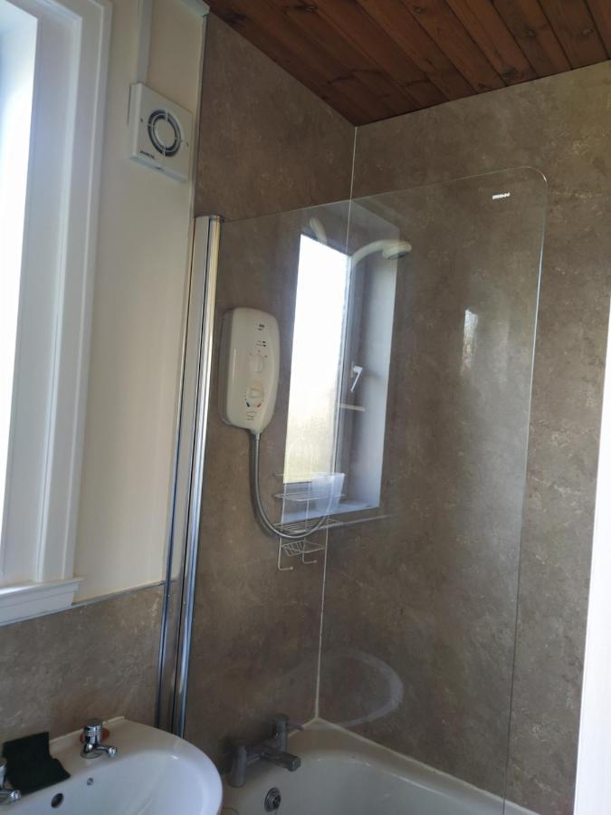 Self Catering 2 Bedroom Flat, Frequent Buses, 1-Minute Walk To Bus Stop, 20 Minutes To City Center Edinburgh Eksteriør billede