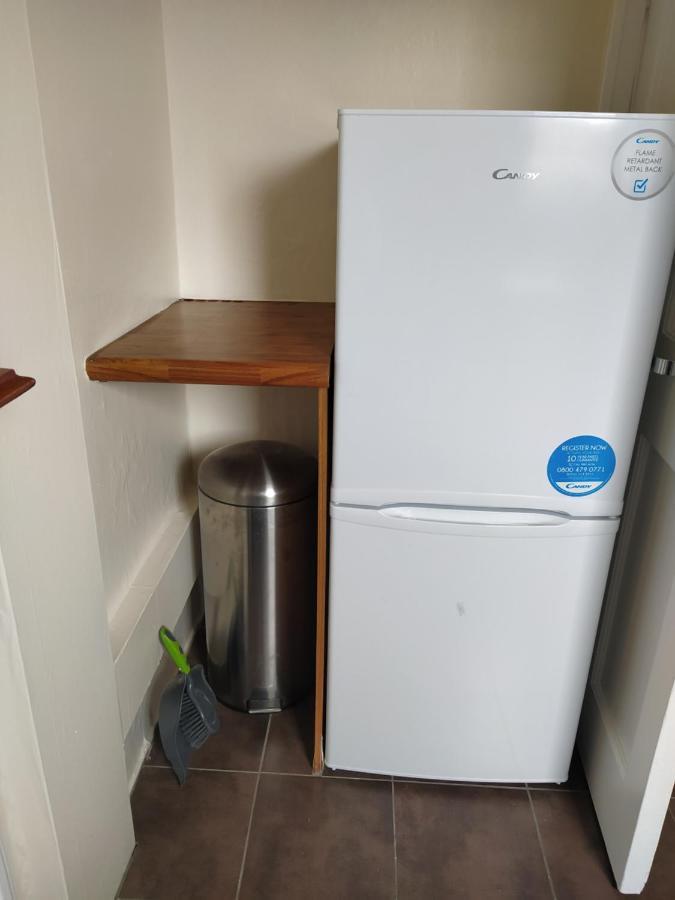 Self Catering 2 Bedroom Flat, Frequent Buses, 1-Minute Walk To Bus Stop, 20 Minutes To City Center Edinburgh Eksteriør billede