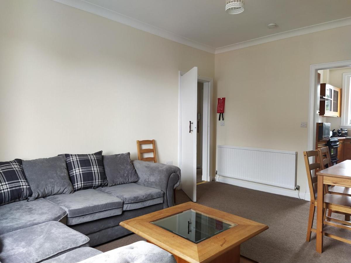Self Catering 2 Bedroom Flat, Frequent Buses, 1-Minute Walk To Bus Stop, 20 Minutes To City Center Edinburgh Eksteriør billede